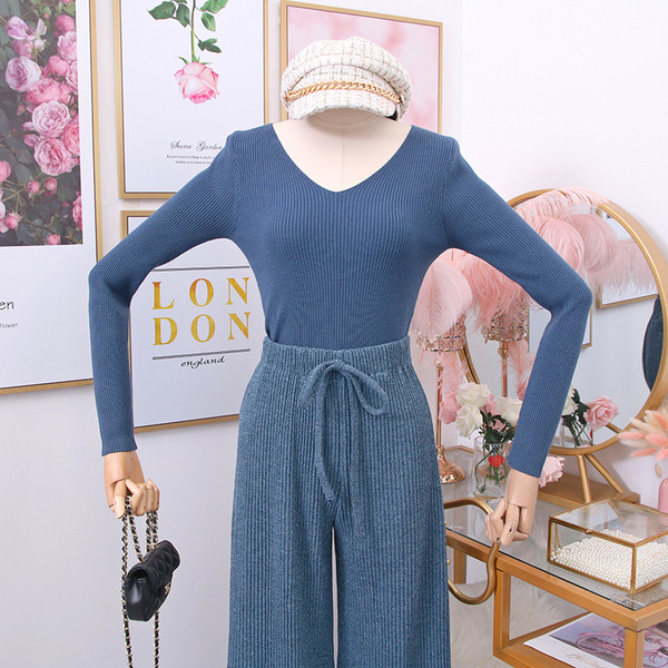 Μοντέρνο γυναικείο πουλόβερ με λαιμόκοψη - σε διάφορα χρώματα