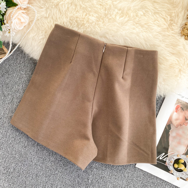 Pantaloni scurti de iarna de dama eleganti cu nasturi in trei culori