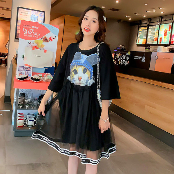 Rochie moderna de dama in alb si negru cu aplicatie colorata potrivita pentru gravide