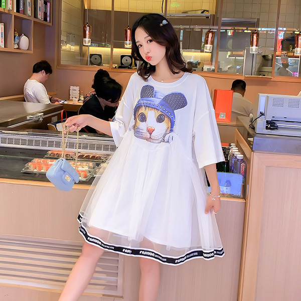 Rochie moderna de dama in alb si negru cu aplicatie colorata potrivita pentru gravide