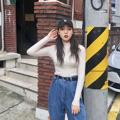 Női testhezálló blúz polo gallérral, több színben