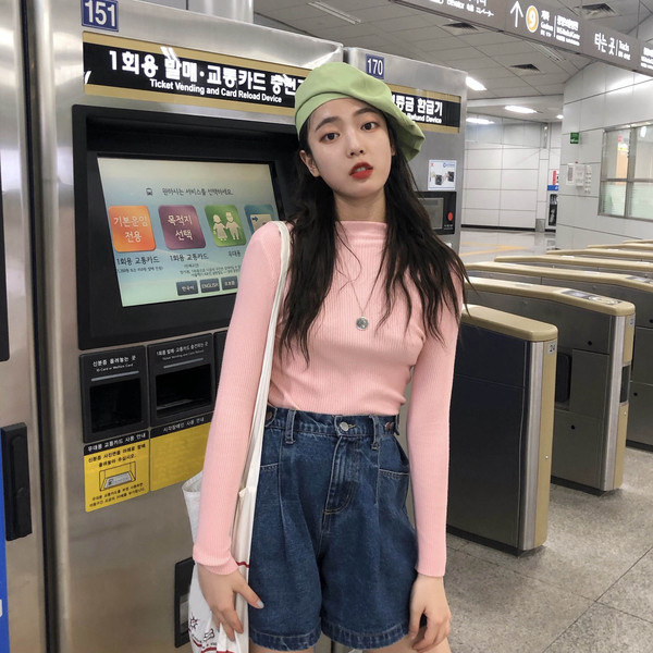 Női testhezálló blúz polo gallérral, több színben