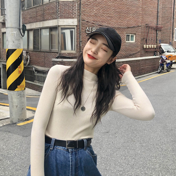 Női testhezálló blúz polo gallérral, több színben