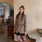 Geaca de dama in carouri, cu centura