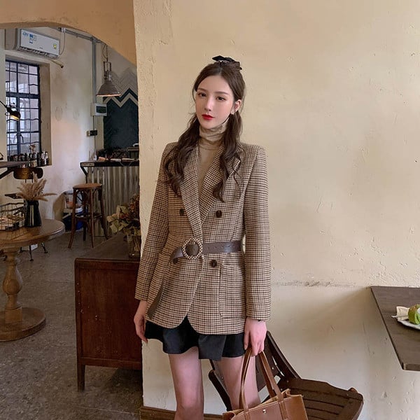 Geaca de dama in carouri, cu centura