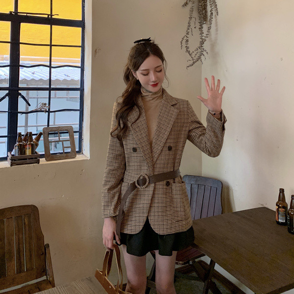 Geaca de dama in carouri, cu centura