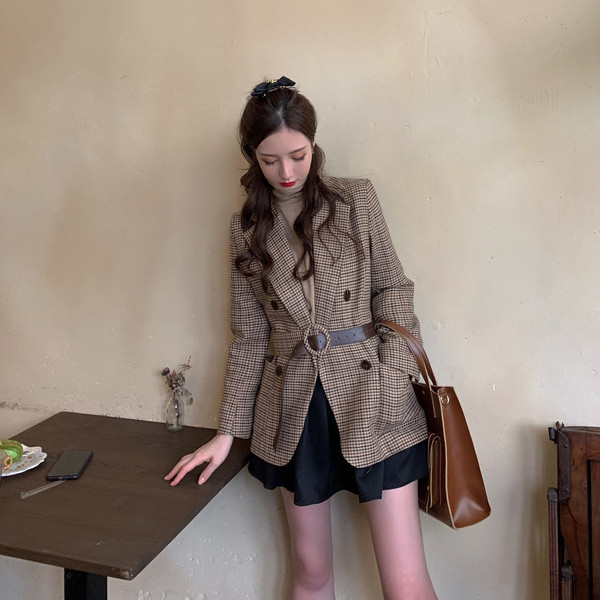 Geaca de dama in carouri, cu centura