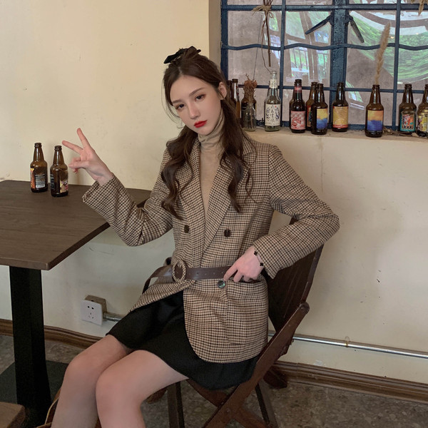 Geaca de dama in carouri, cu centura