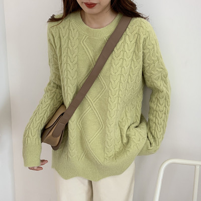 Széles női aszimmetrikus pulóver és ovális nyakkivágás