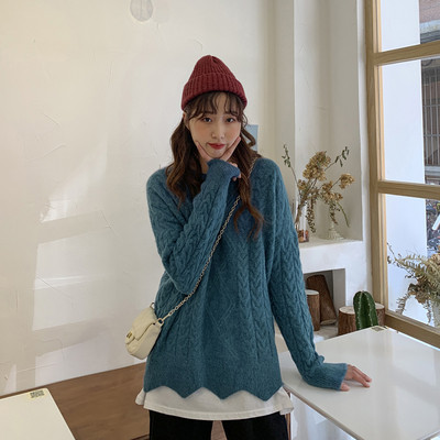 Széles női aszimmetrikus pulóver és ovális nyakkivágás