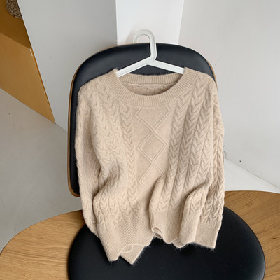 Széles női aszimmetrikus pulóver és ovális nyakkivágás