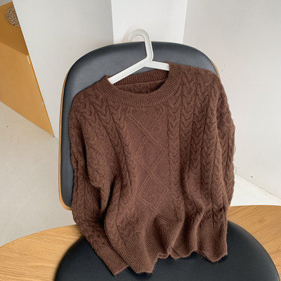 Széles női aszimmetrikus pulóver és ovális nyakkivágás