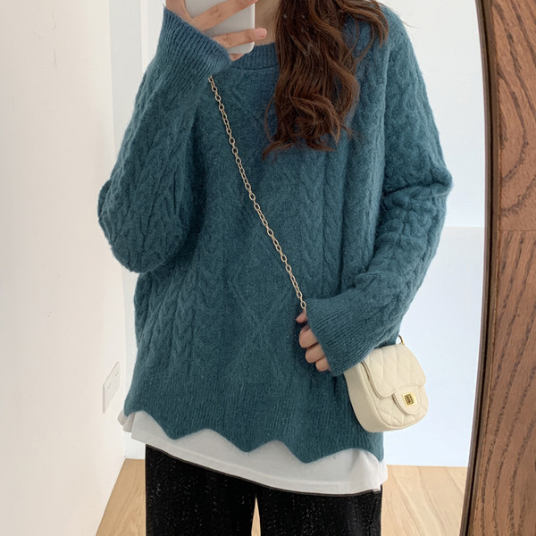 Széles női aszimmetrikus pulóver és ovális nyakkivágás