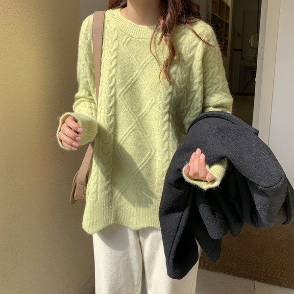 Széles női aszimmetrikus pulóver és ovális nyakkivágás