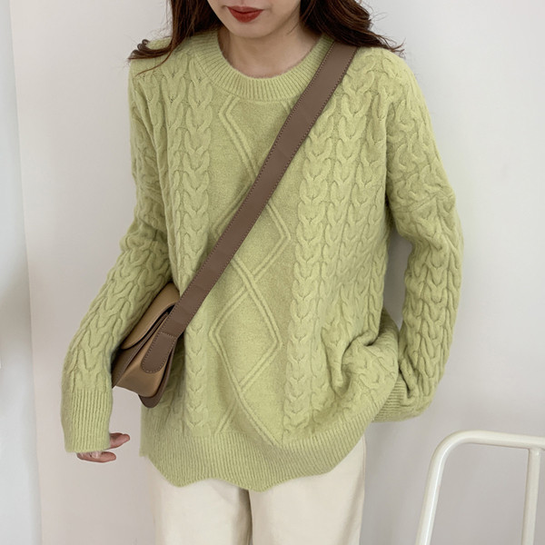 Széles női aszimmetrikus pulóver és ovális nyakkivágás