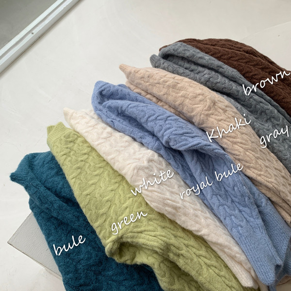 Széles női aszimmetrikus pulóver és ovális nyakkivágás