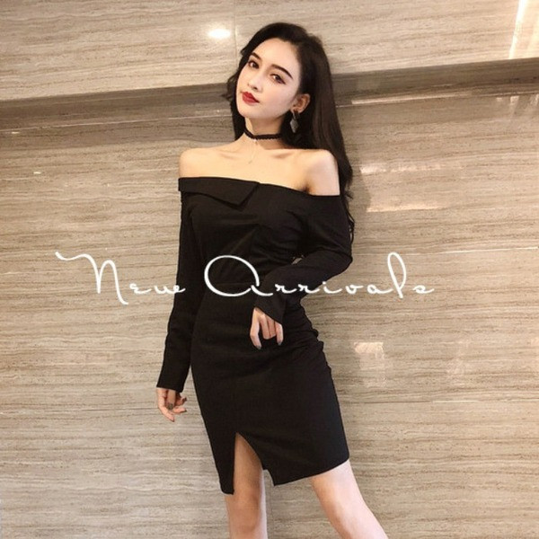 Stílusos női ruha hosszú ujjú fekete színben, csupasz váll