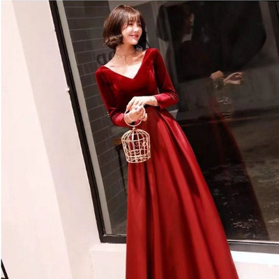 Stílusos, hosszú szabású női ruha spitz nyakkivágással, fekete és piros színben