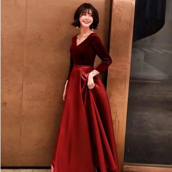 Stílusos, hosszú szabású női ruha spitz nyakkivágással, fekete és piros színben