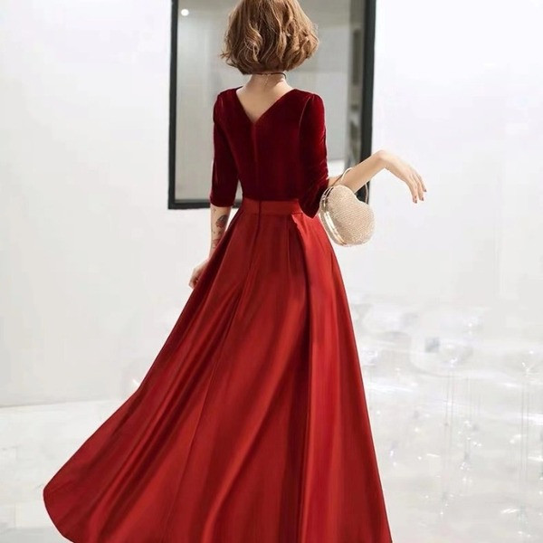 Stílusos, hosszú szabású női ruha spitz nyakkivágással, fekete és piros színben