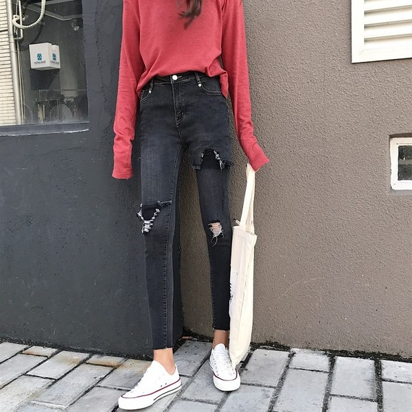 Γυναικέια τζιν με σκισμένα μοτίβα σε μαύρο και μπλε χρώμα