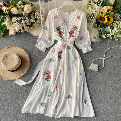 Modern női ruha fehér hímzéssel