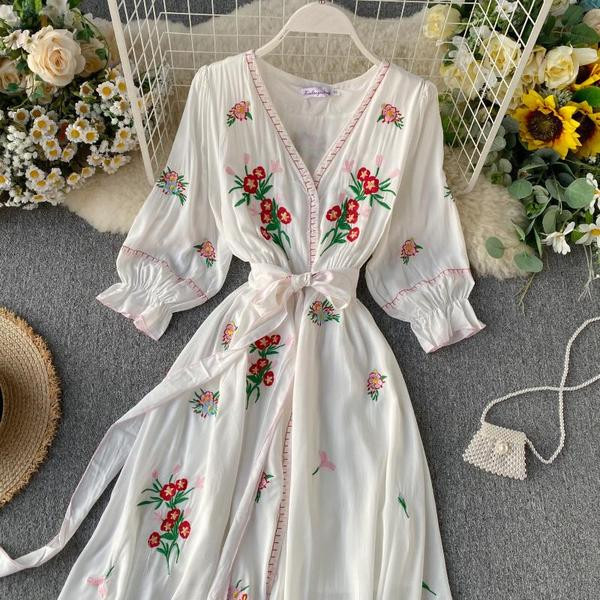 Modern női ruha fehér hímzéssel