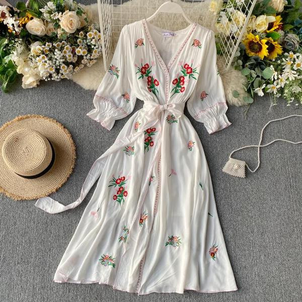 Modern női ruha fehér hímzéssel