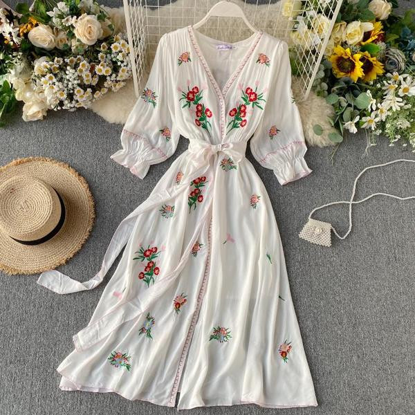 Modern női ruha fehér hímzéssel