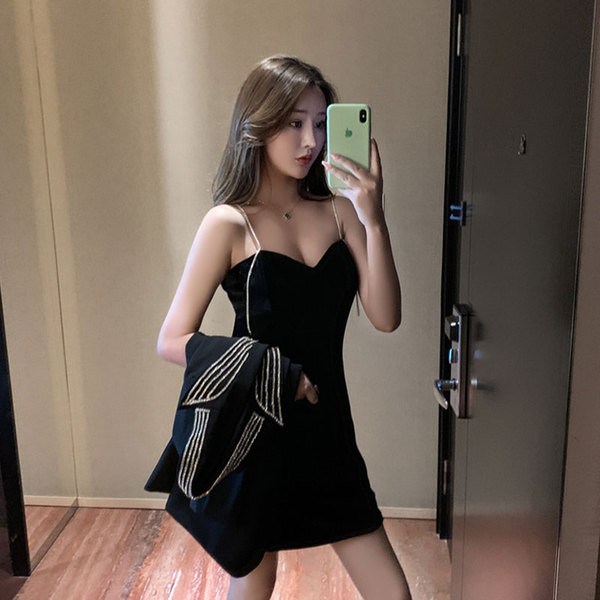 Rochie casual de dama cu bretele subtiri si pietre in negru si rosu