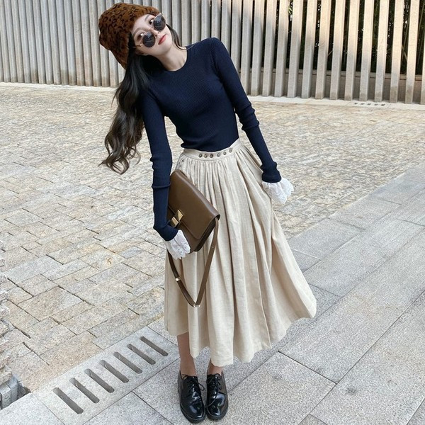 Bluză de damă mulată cu dantelă pe mâneci