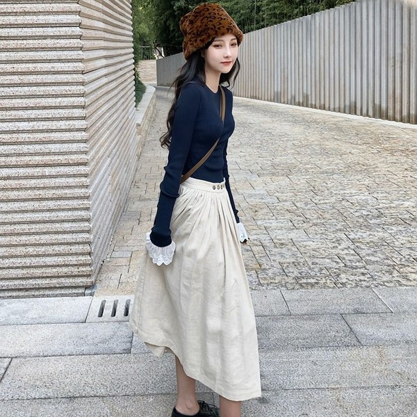 Bluză de damă mulată cu dantelă pe mâneci