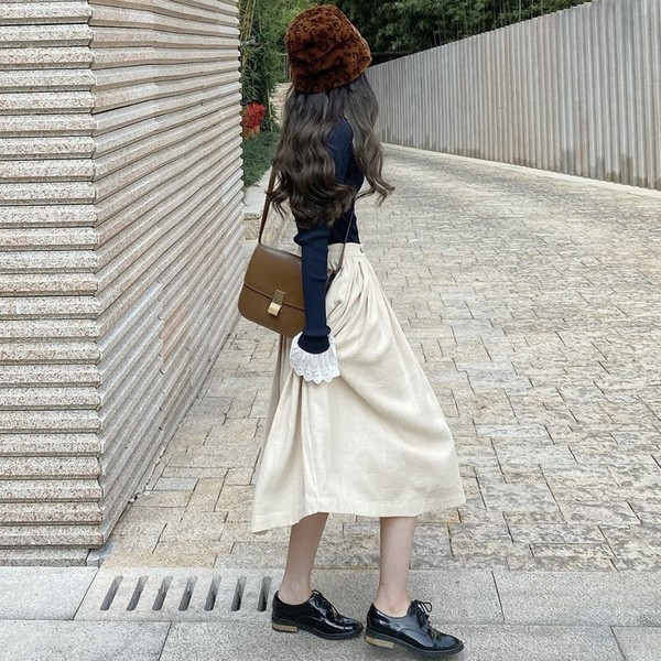 Bluză de damă mulată cu dantelă pe mâneci