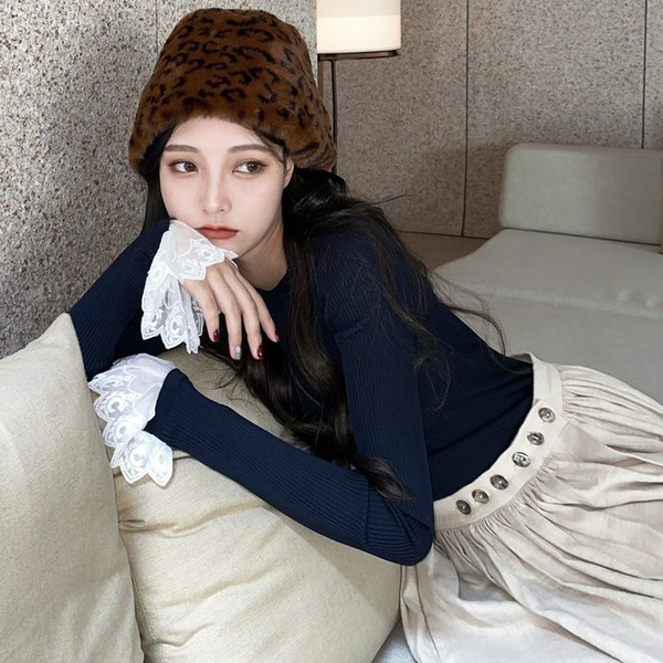 Bluză de damă mulată cu dantelă pe mâneci