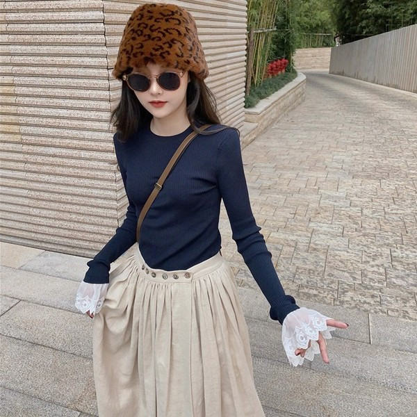 Bluză de damă mulată cu dantelă pe mâneci