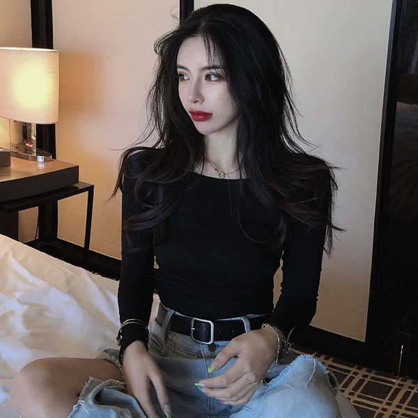 Rövid női testhezálló blúz csupasz háttal, szürke és fekete színben