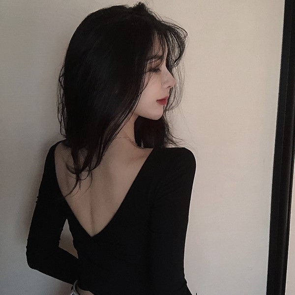 Rövid női testhezálló blúz csupasz háttal, szürke és fekete színben