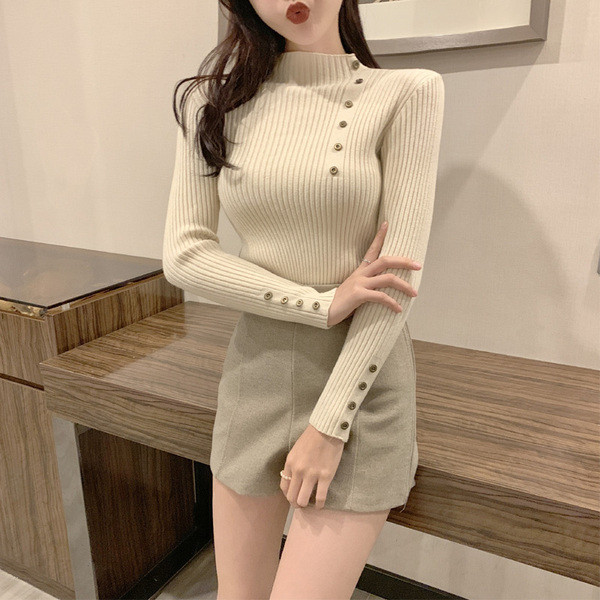 Bluză de damă cu nasturi în alb, bej și negru