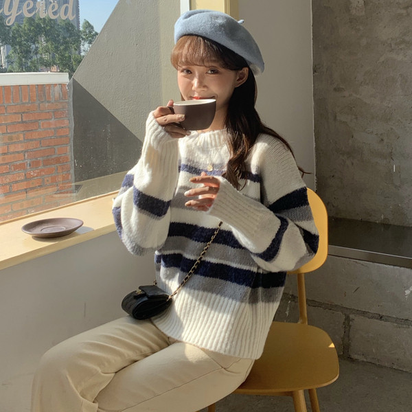 Női alkalmi csíkos kötött blúz két színben, ovális nyakkivágással