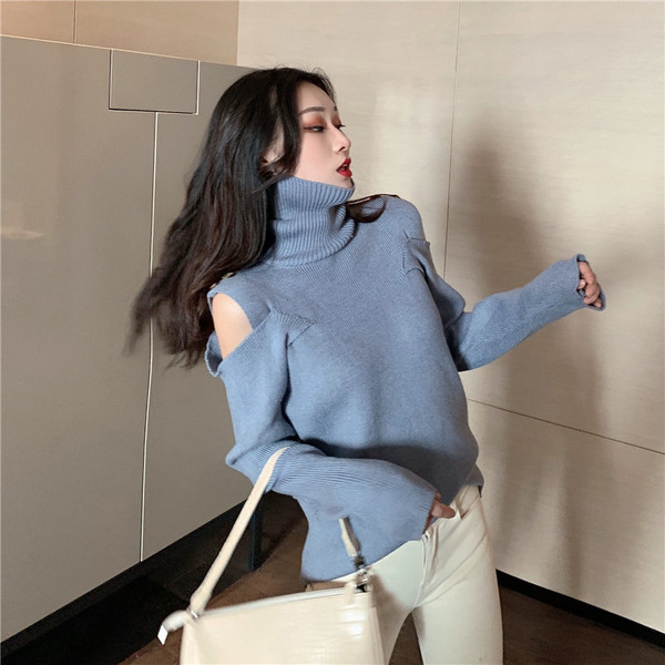 Κομψό γυναικείο πουλόβερ με υψηλό γιακά και γυμνούς ώμους σε μπλε και μαύρο χρώμα