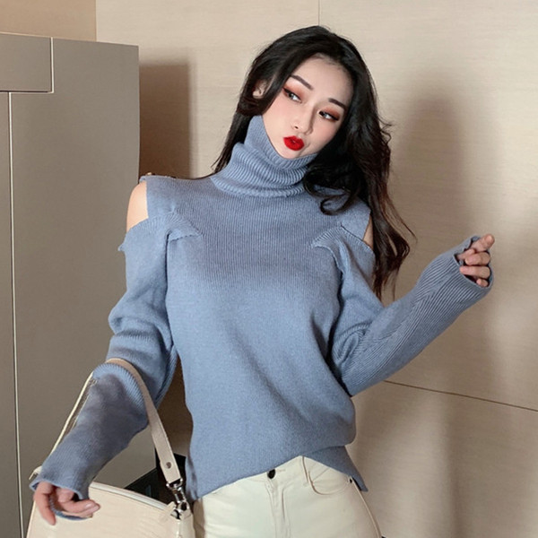 Κομψό γυναικείο πουλόβερ με υψηλό γιακά και γυμνούς ώμους σε μπλε και μαύρο χρώμα