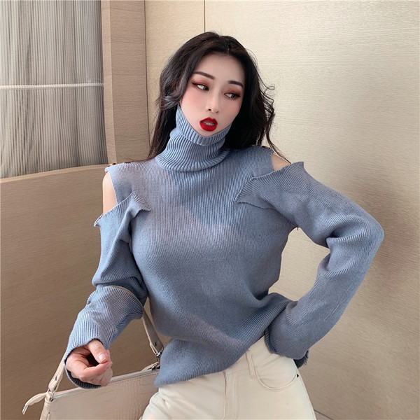 Κομψό γυναικείο πουλόβερ με υψηλό γιακά και γυμνούς ώμους σε μπλε και μαύρο χρώμα