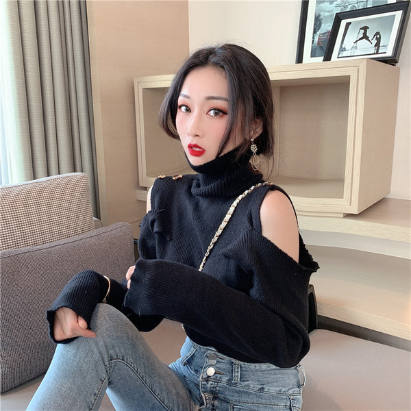 Κομψό γυναικείο πουλόβερ με υψηλό γιακά και γυμνούς ώμους σε μπλε και μαύρο χρώμα