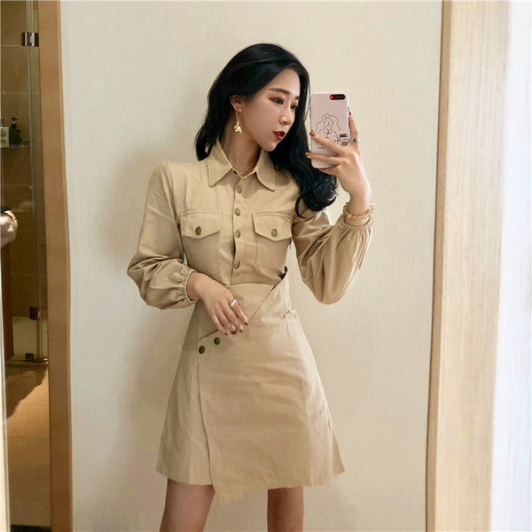 Rövid, aszimmetrikus női ruha bézs színű gombokkal