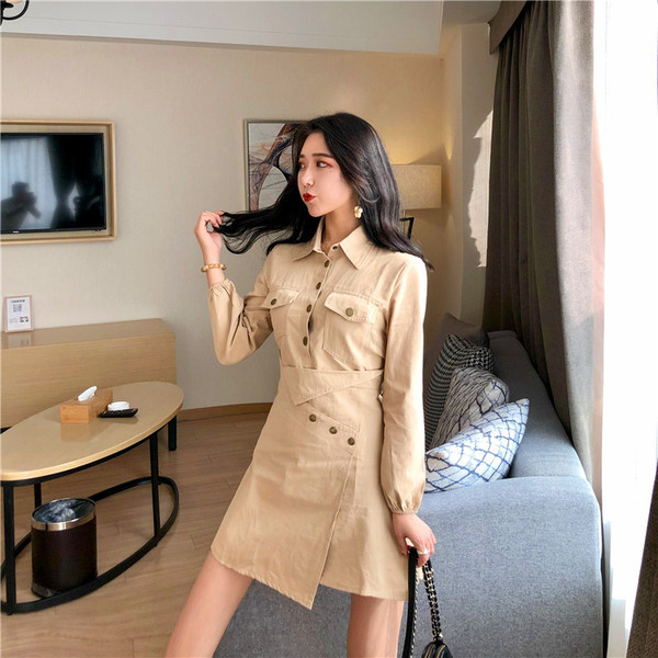 Rövid, aszimmetrikus női ruha bézs színű gombokkal