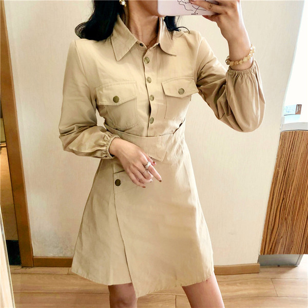 Rövid, aszimmetrikus női ruha bézs színű gombokkal