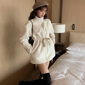 Jachetă lungă de puf cu fermoar și legături în talie