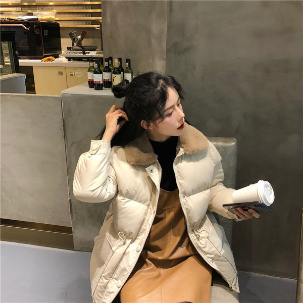 Női alkalmi kabát fűzős és gombos fekete és bézs színben