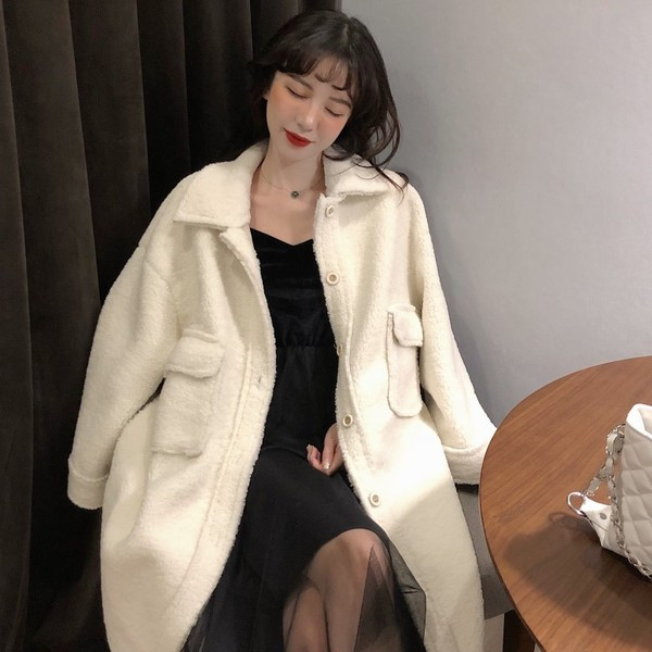 Дълго пухено палто в бял и бежов цвят с копчета