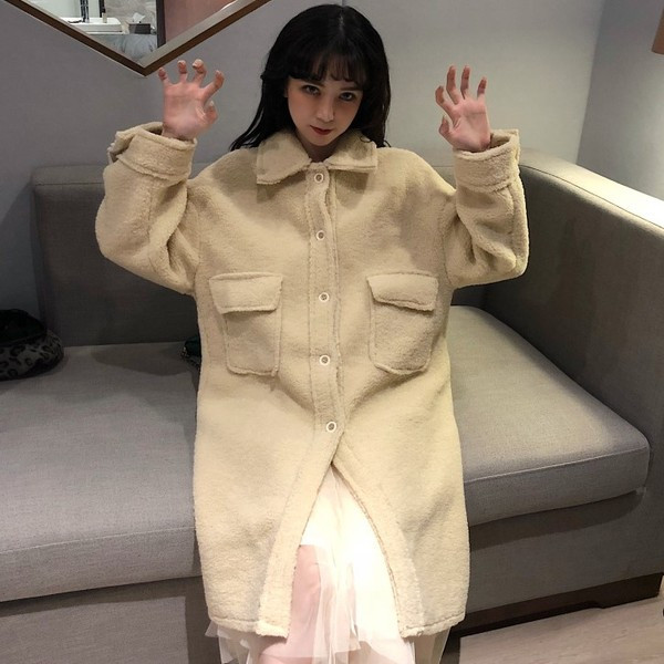 Дълго пухено палто в бял и бежов цвят с копчета